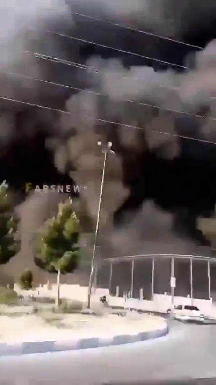 Черный дым от пожара на химзаводе