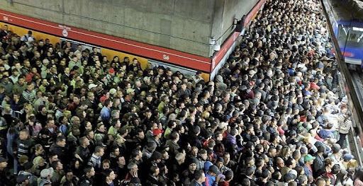 Час пик в метро города Сан-Паулу в Бразилии.