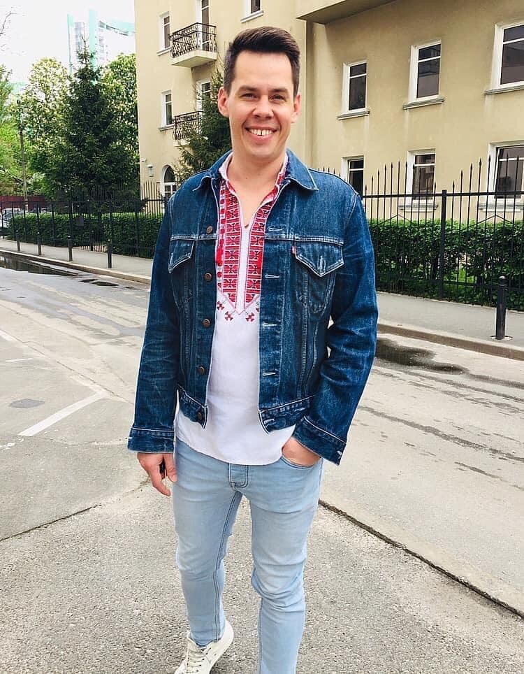 Мне очень нравится, как вышиванка выглядит в casual: с джинсами, льняная и на выпуск