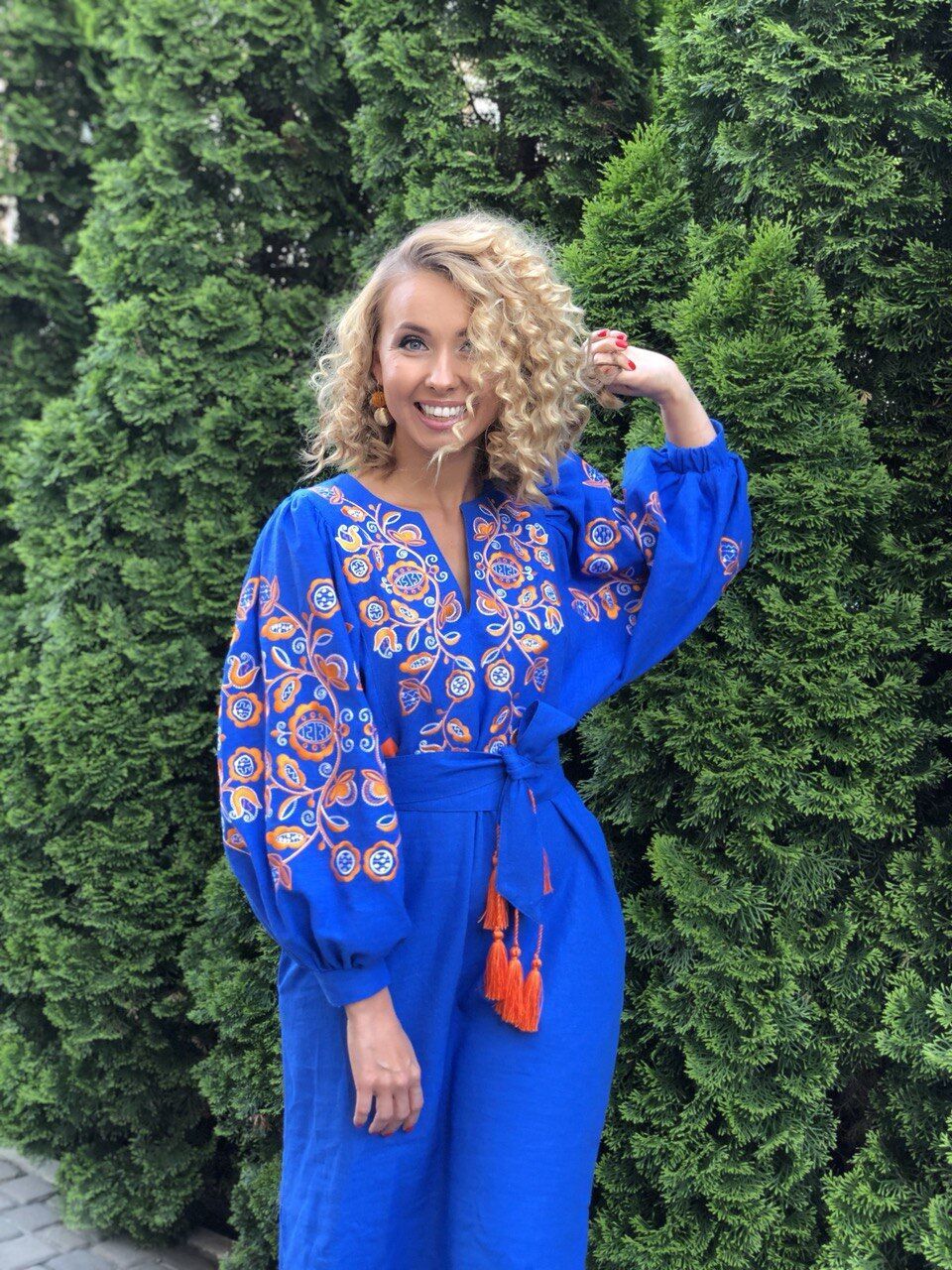 Считаю прекрасными вышиванки и дизайнерские, и ручной работы