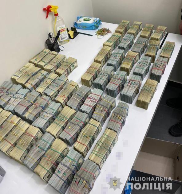 У затриманих злодіїв у законі знайшли понад $3,2 млн "общака". Фото
