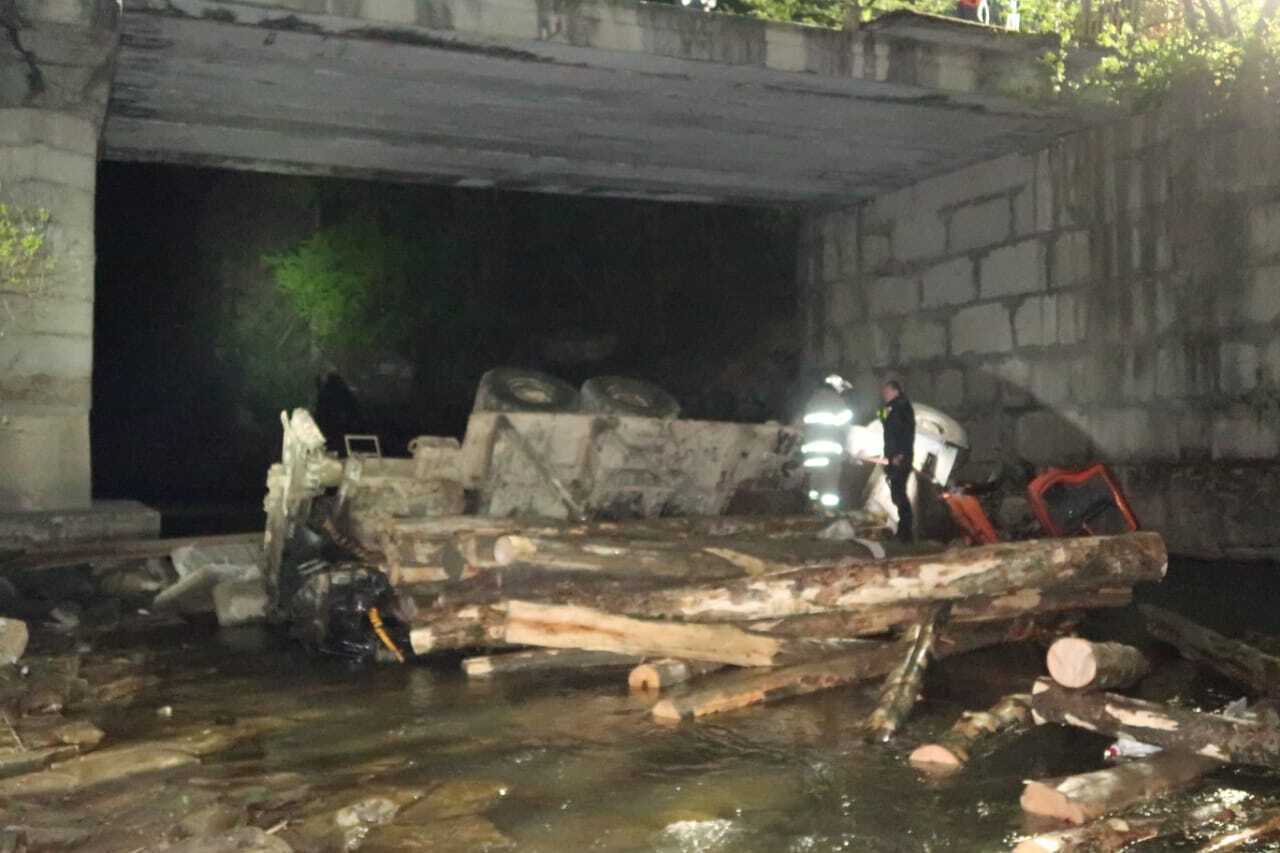 На Прикарпатье лесовоз слетел в реку и унес жизни двух людей: стала известна причина. Фото