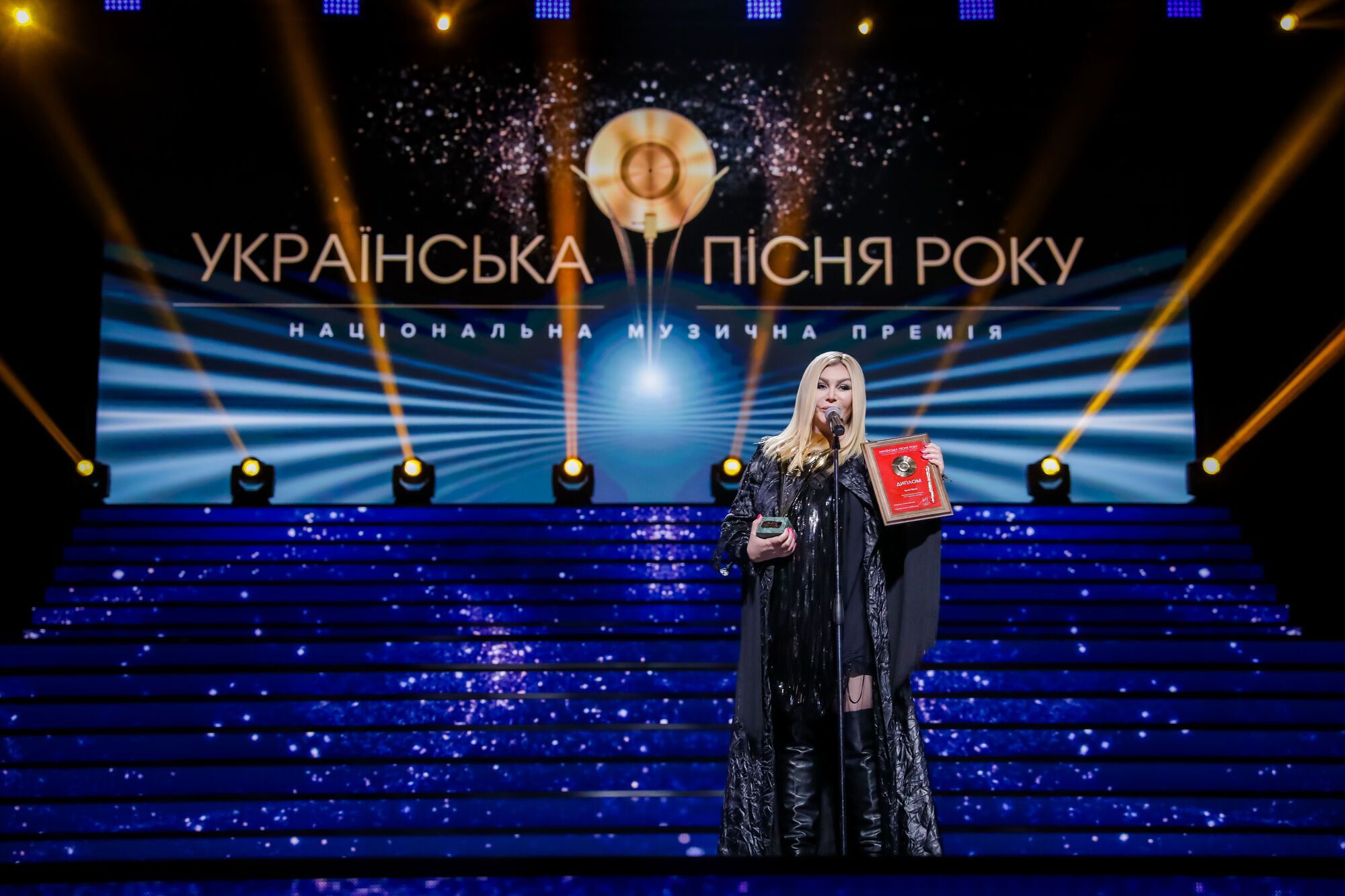 Поплавский и Винник наградили звезд премией "Украинская песня года"