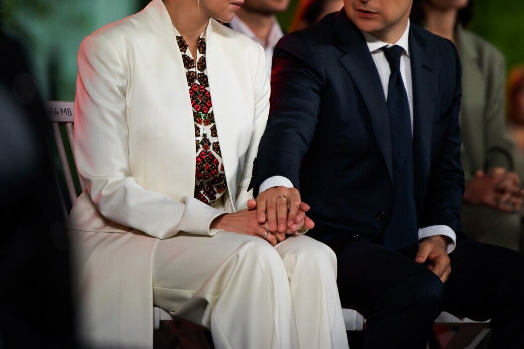 Зеленська вибрала білий костюм.