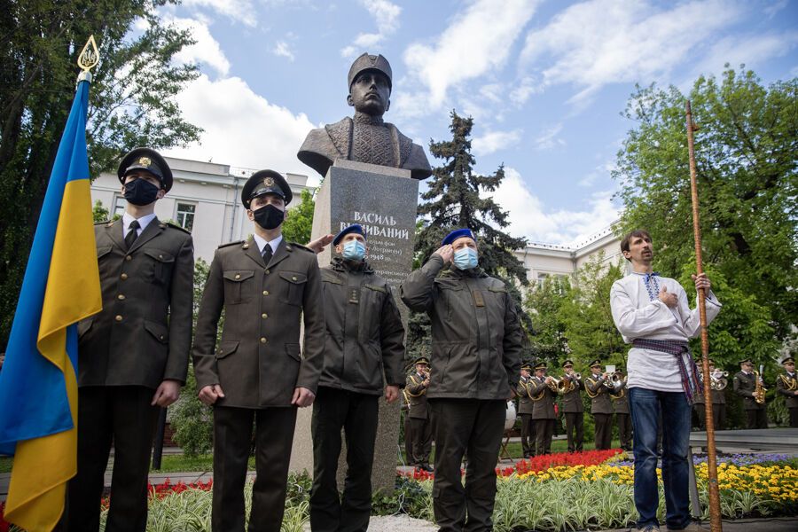 Монумент открыли возле станции метро "Лукьяновская". .