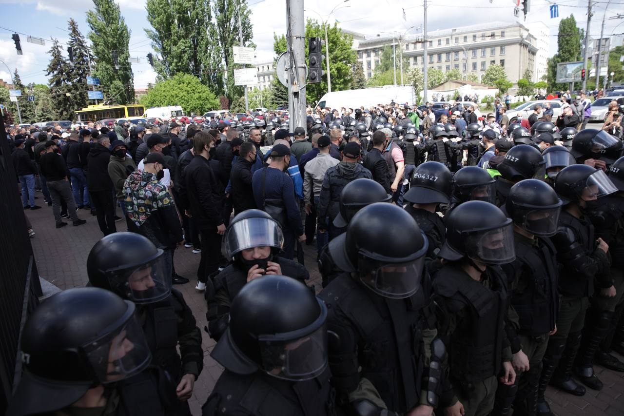 Полиция разделила стороны двойным кордоном правоохранителей