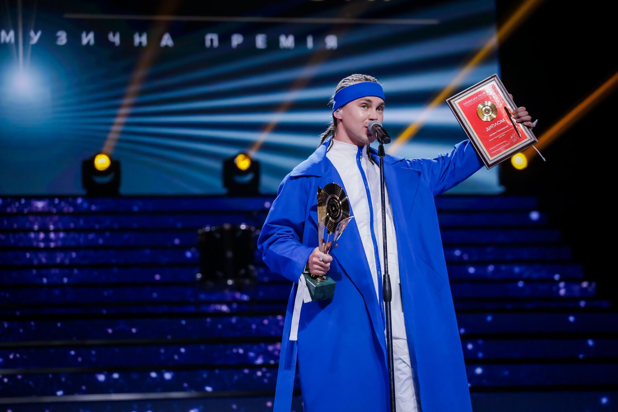 Поплавський та Винник нагородили зірок премією "Українська пісня року"