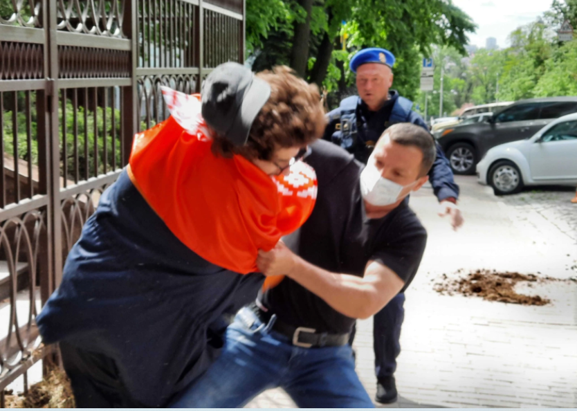 Активіст намагався закидати гноєм посольство Білорусі в Україні