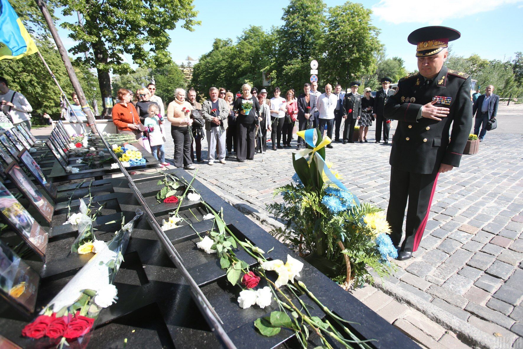 Возложение цветов к Мемориалу Небесной сотни на Институтской в Киеве, 23 мая 2016 года