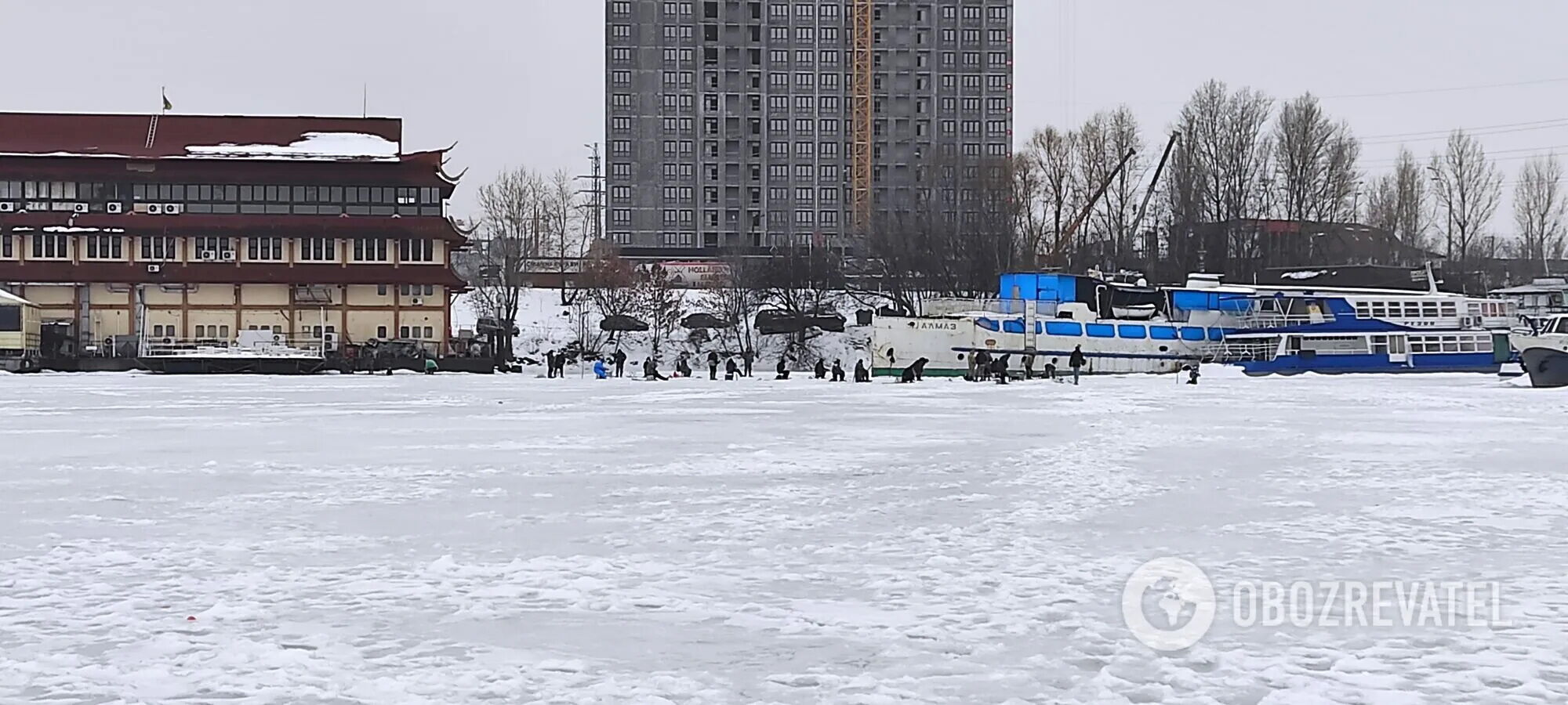 Рыбаки на льду.