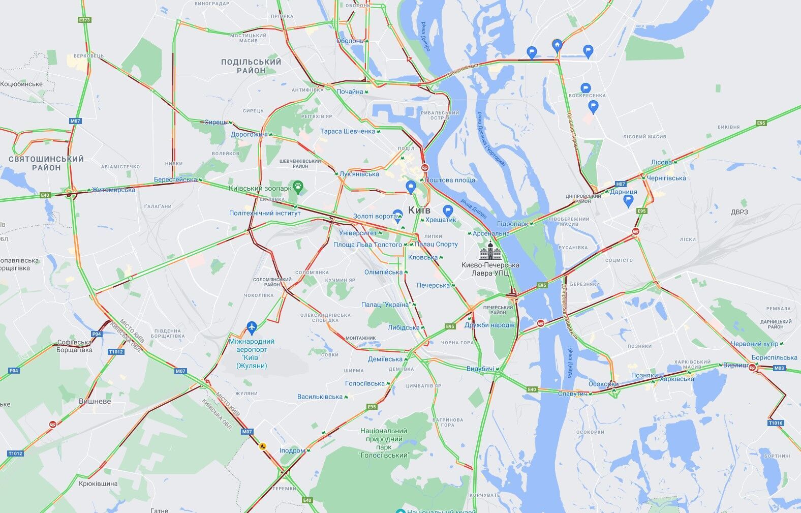 У Києві затори паралізували рух авто.