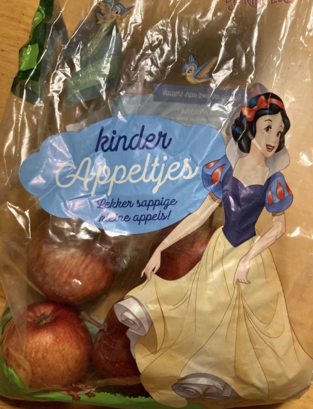 Дети передумали пробовать яблоки.
