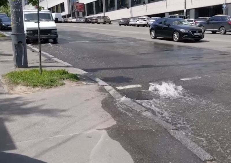 Прорыв трубы на пересечении улиц Василия Липковского и Кудряшова.