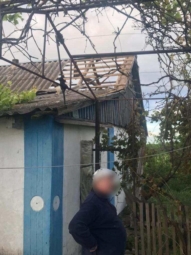 Покрівлю деяких будівель знесло вітром