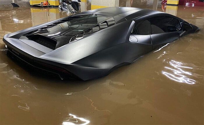 Автомобиль Lamborghini пострадал от наводнения.