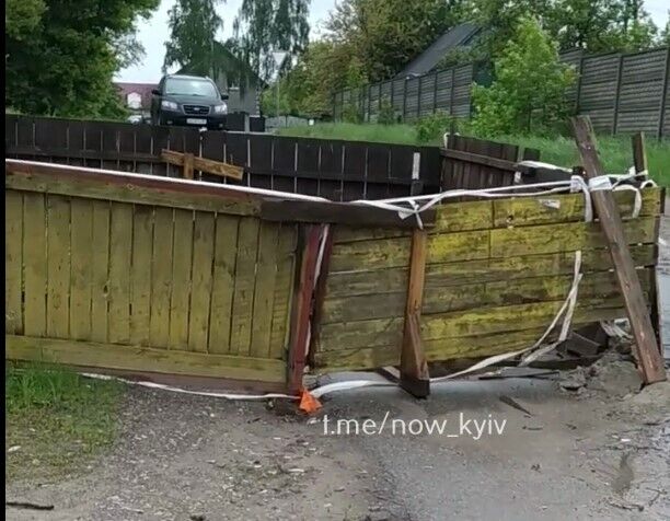 Неподалік комунальники огородили ділянку дороги для ремонту.