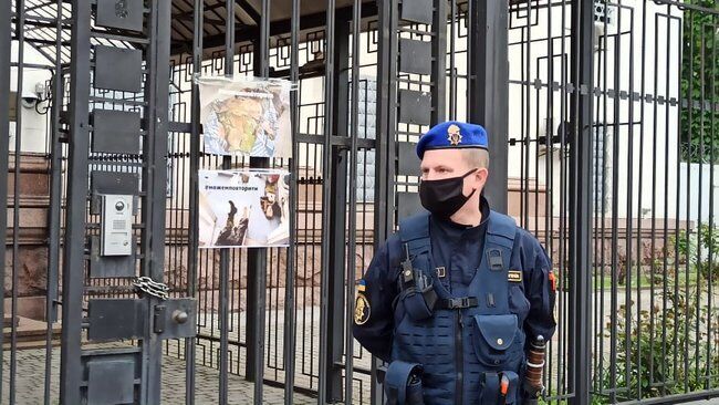 На забор посольства повесили фото с убитыми военными РФ.