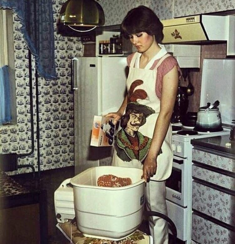 Женщина занимается домашними делами.