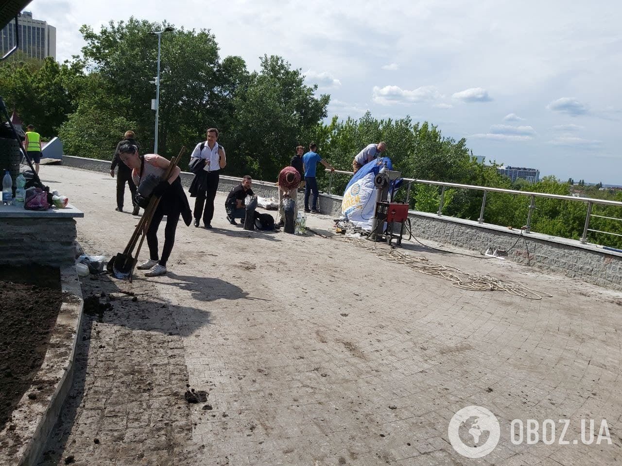 Комунальники встановили нові огорожі.