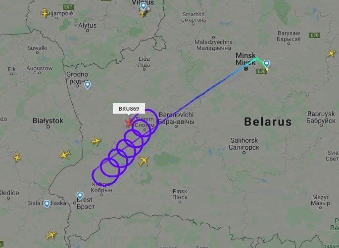 Самолет "Белавиа" развернулся у границы с Польшей
