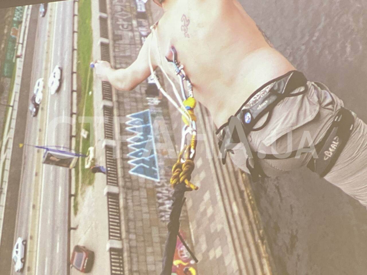 Клец совершал банджи прыжки с моста в Киеве, прицепив тросс к коже спины