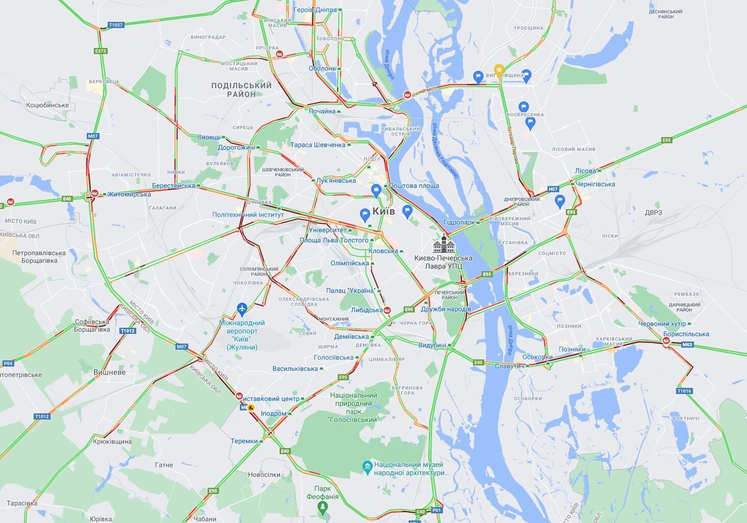 Движение авто на основных магистралях Киева парализовало из-за пробок.