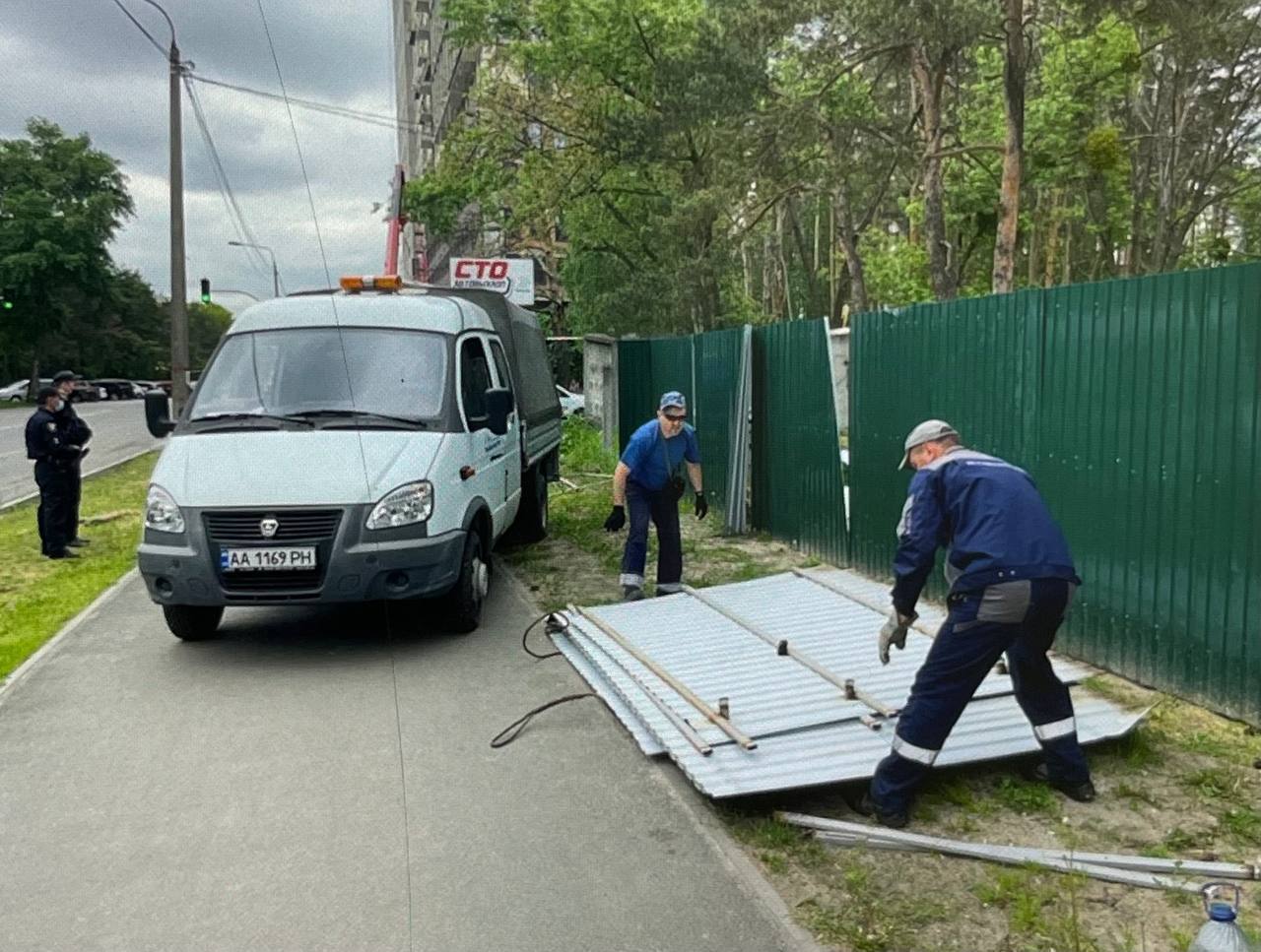 На Жмаченко в Киеве демонтировали незаконный забор