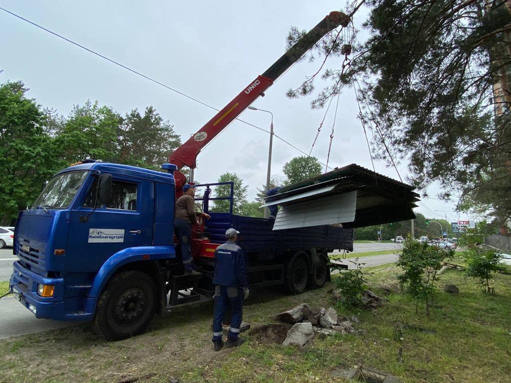 На Жмаченка у Києві демонтували незаконний паркан