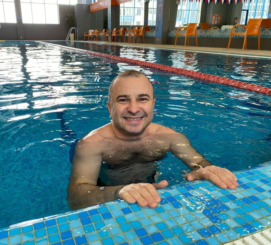 Виктор Павлик в бассейне.