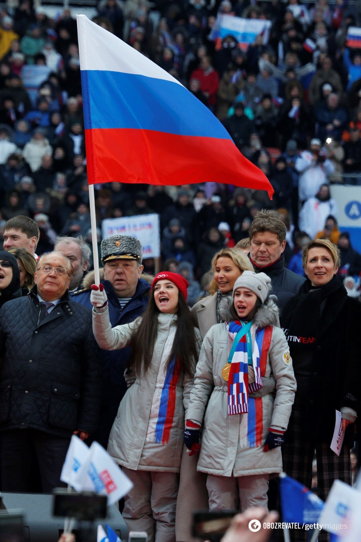 Загiтова (з прапором) на мітингу на підтримку Путіна