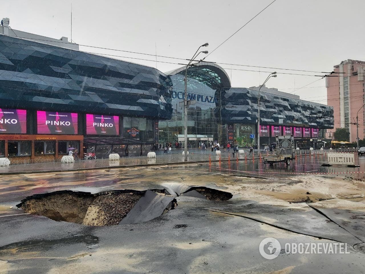 На "Лыбедской" образовался огромный провал посреди дороги.