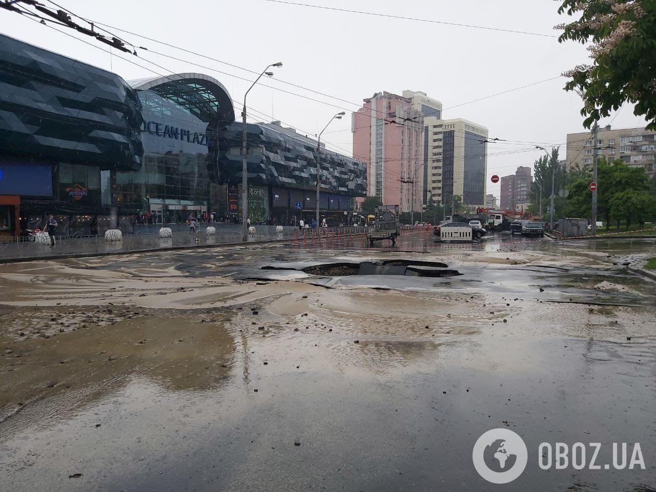 Из-за провала асфальта часть улицы Антоновича перекрыли.