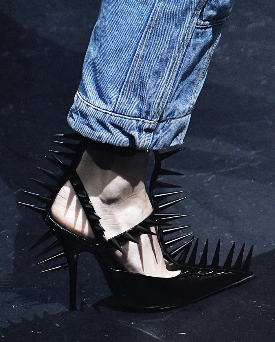 В такой обуви не страшно ходить по темным улицам.