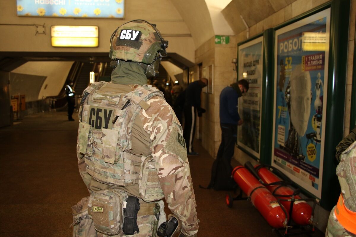 Задержанные "террористы" на станции метро.