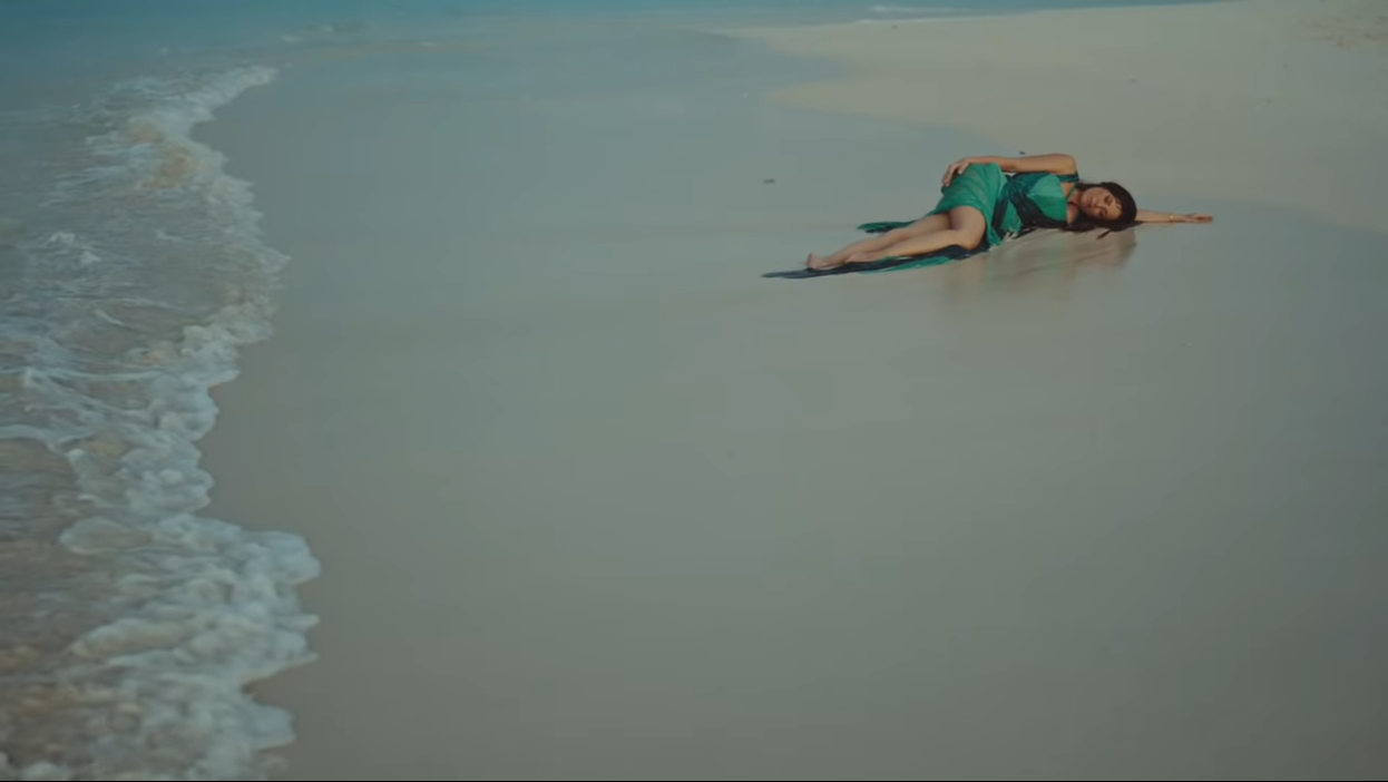 Ани Лорак в сексуальном платье в клипе на песню "Раздетая"