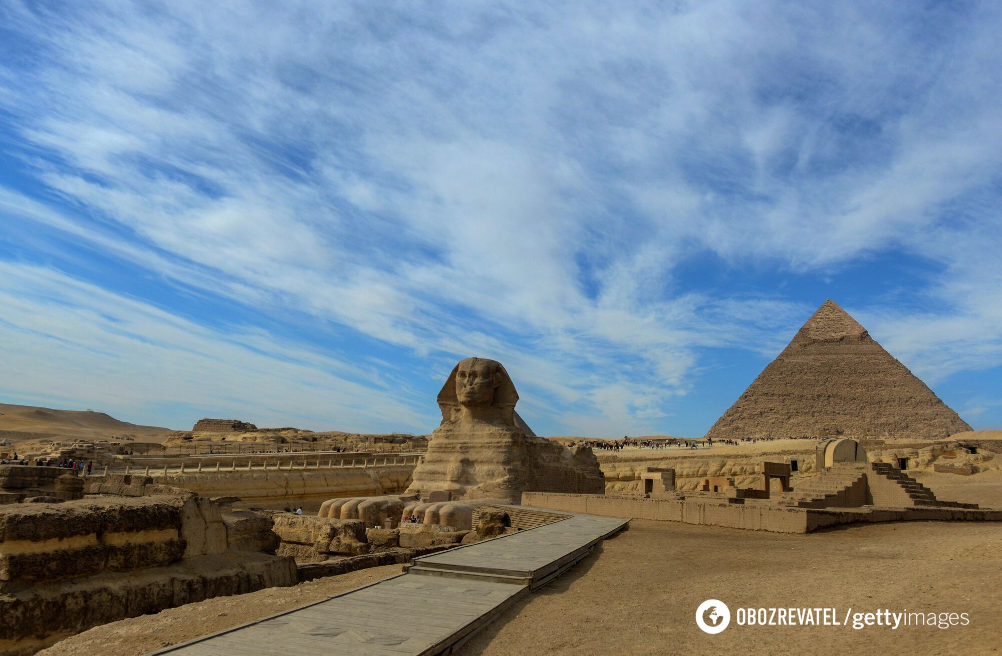 Сфинкс на фоне пирамид в Гизе