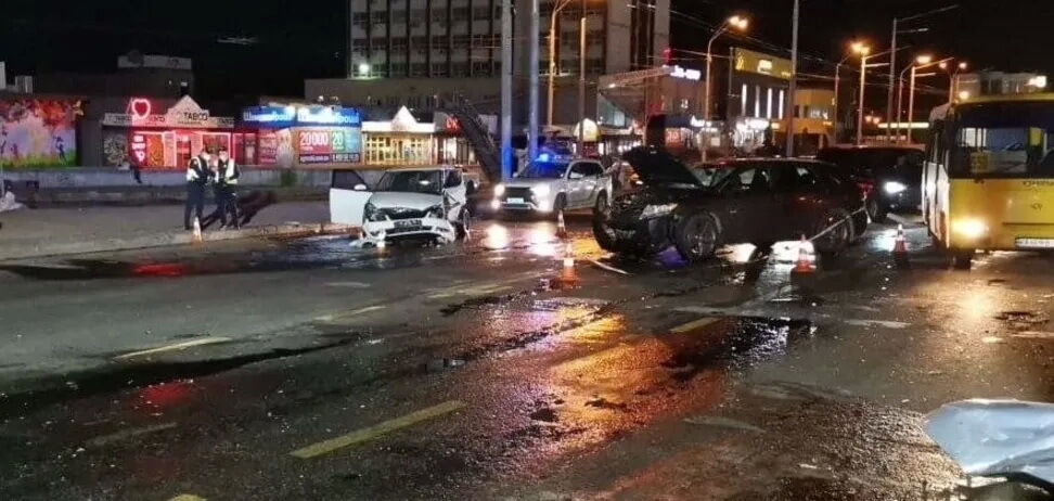 Сталася аварія за участю чотирьох автомобілів.