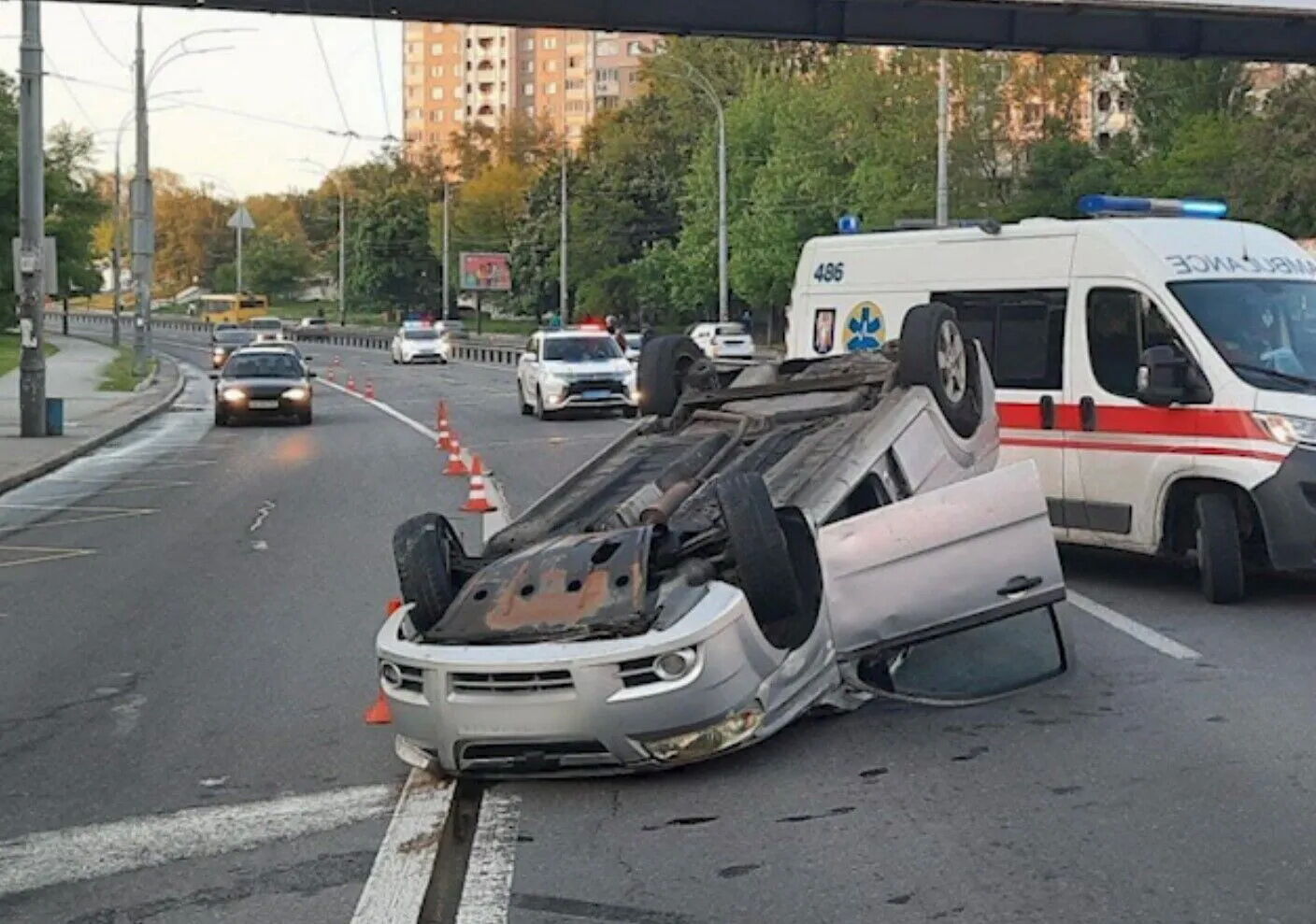 Внаслідок ДТП Chevrolet перекинувся на дах.