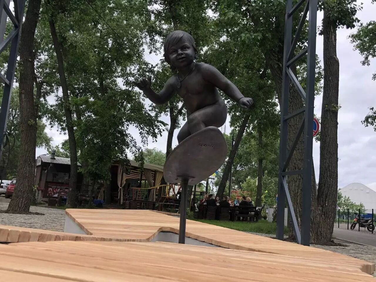 В Киеве появилась скульптура, посвященная малышу-серферу.
