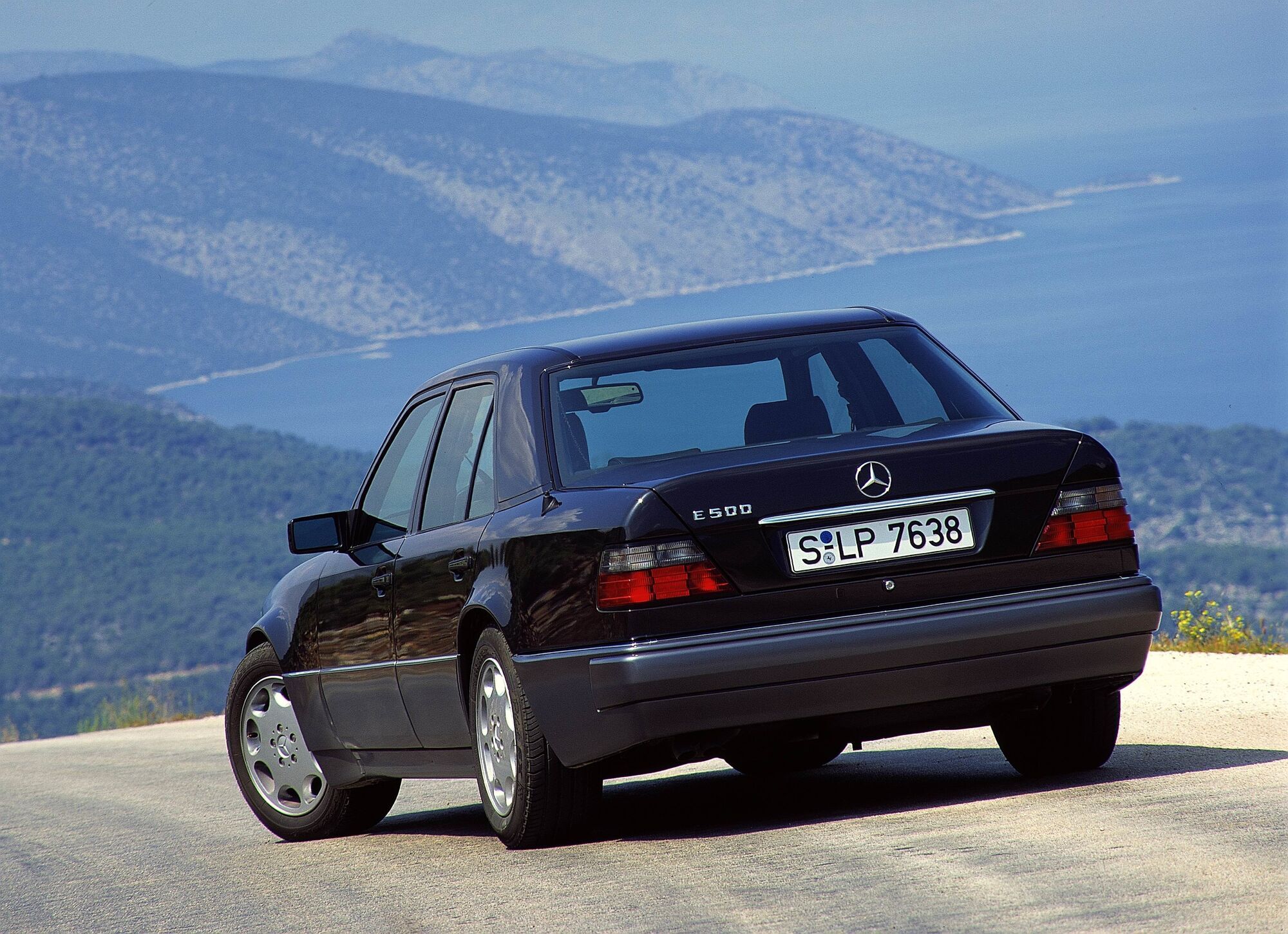 Всего было изготовлено 10479 экземпляров Mercedes-Benz E 500