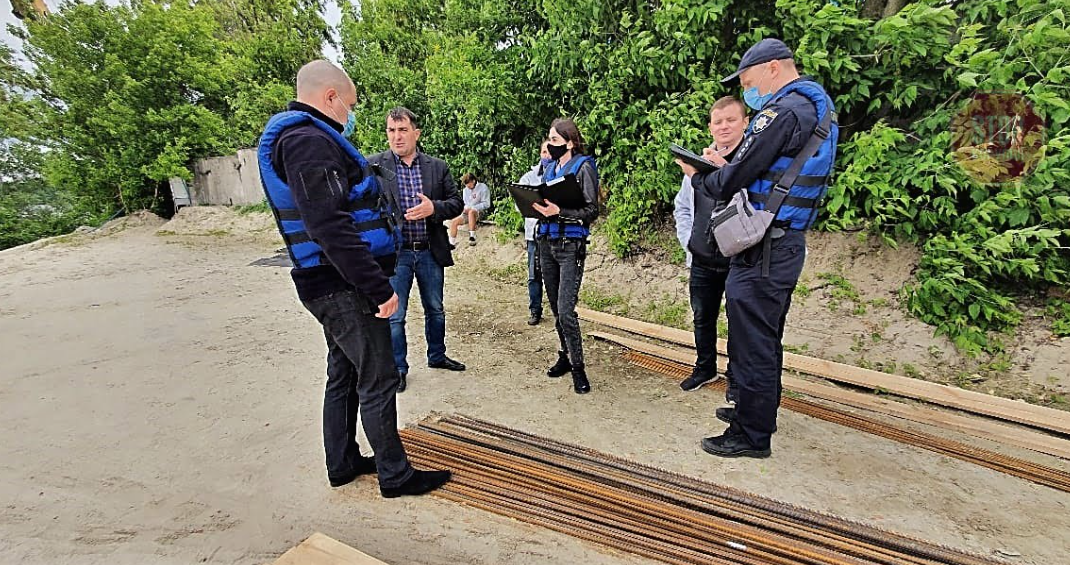 В Киеве экс-депутат Паладий возводит незаконную стену рядом с заводом Ковальской