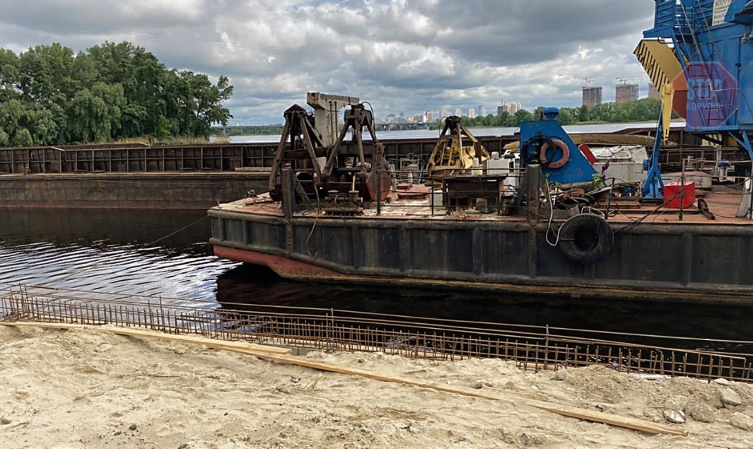 В Киеве экс-депутат Паладий возводит незаконную стену рядом с заводом Ковальской