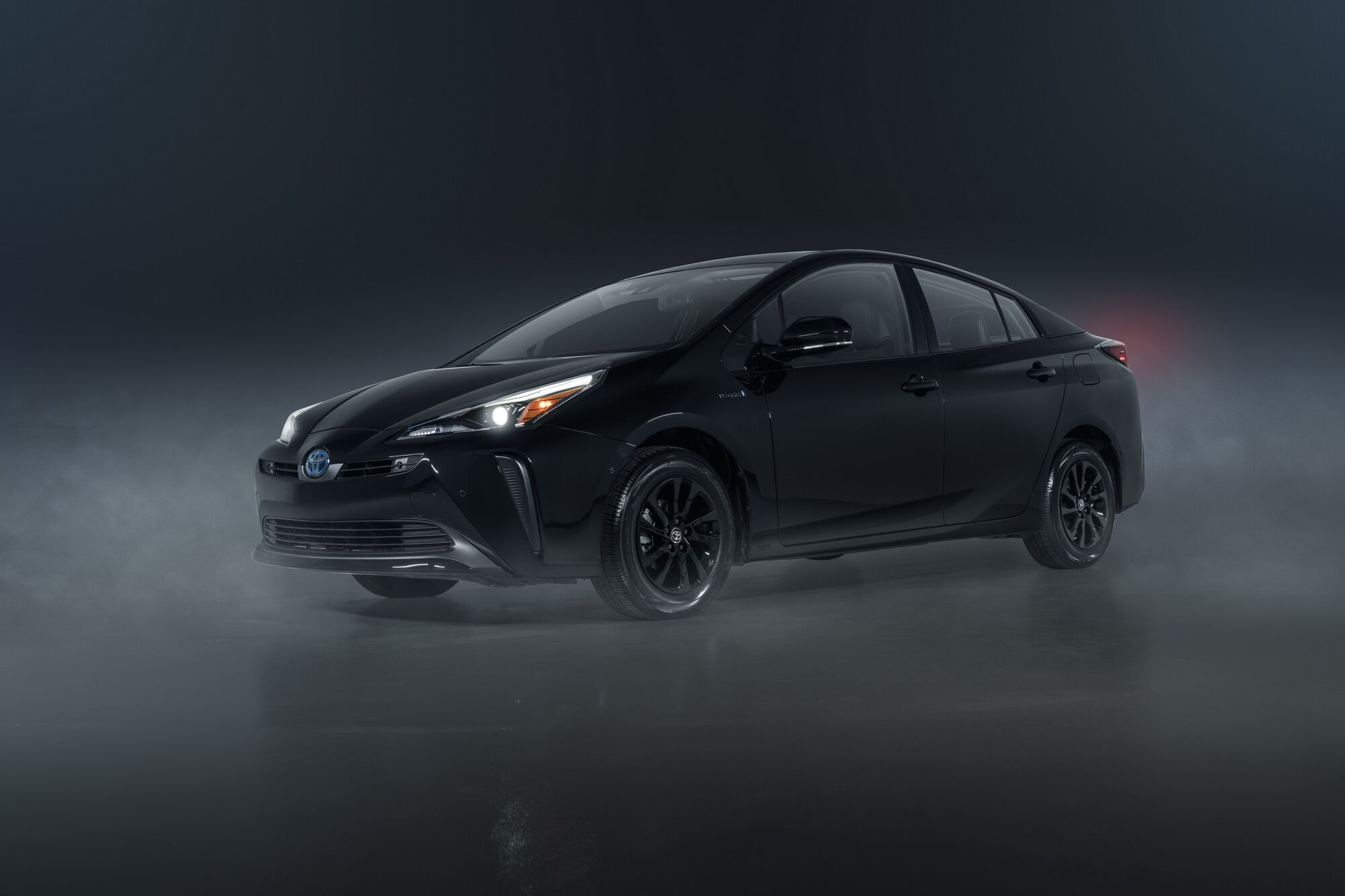 Prius Nightshade доступен как в переднеприводной исполнении, так и со всеми ведущими колесами