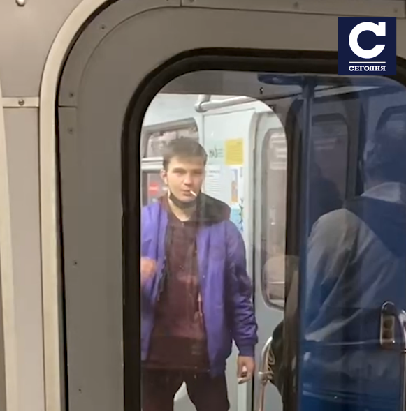 Хлопець курив у вагоні метро