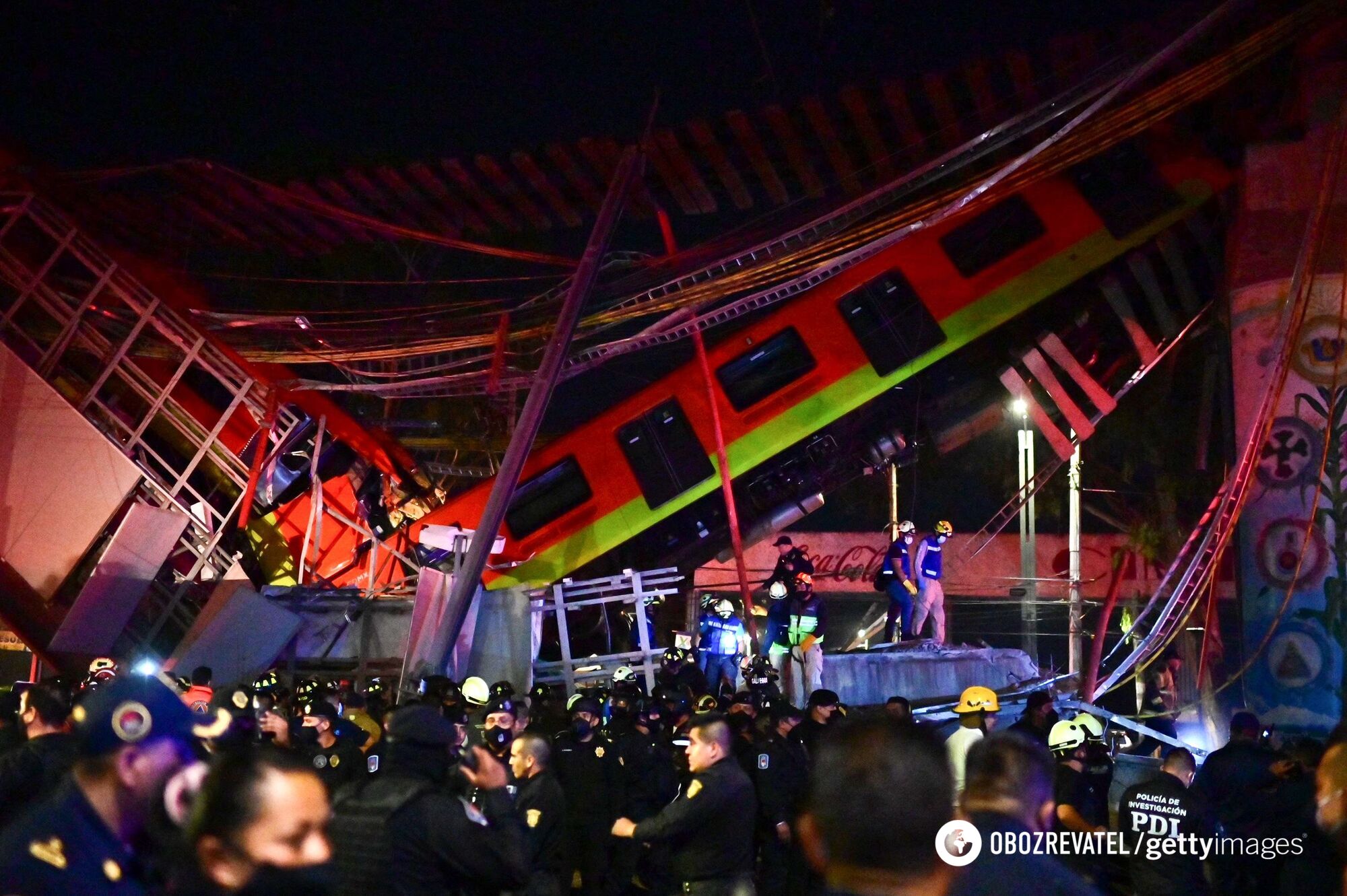 В Мексике вагоны метро рухнули с эстакады, много погибших и раненых. Фото и видео