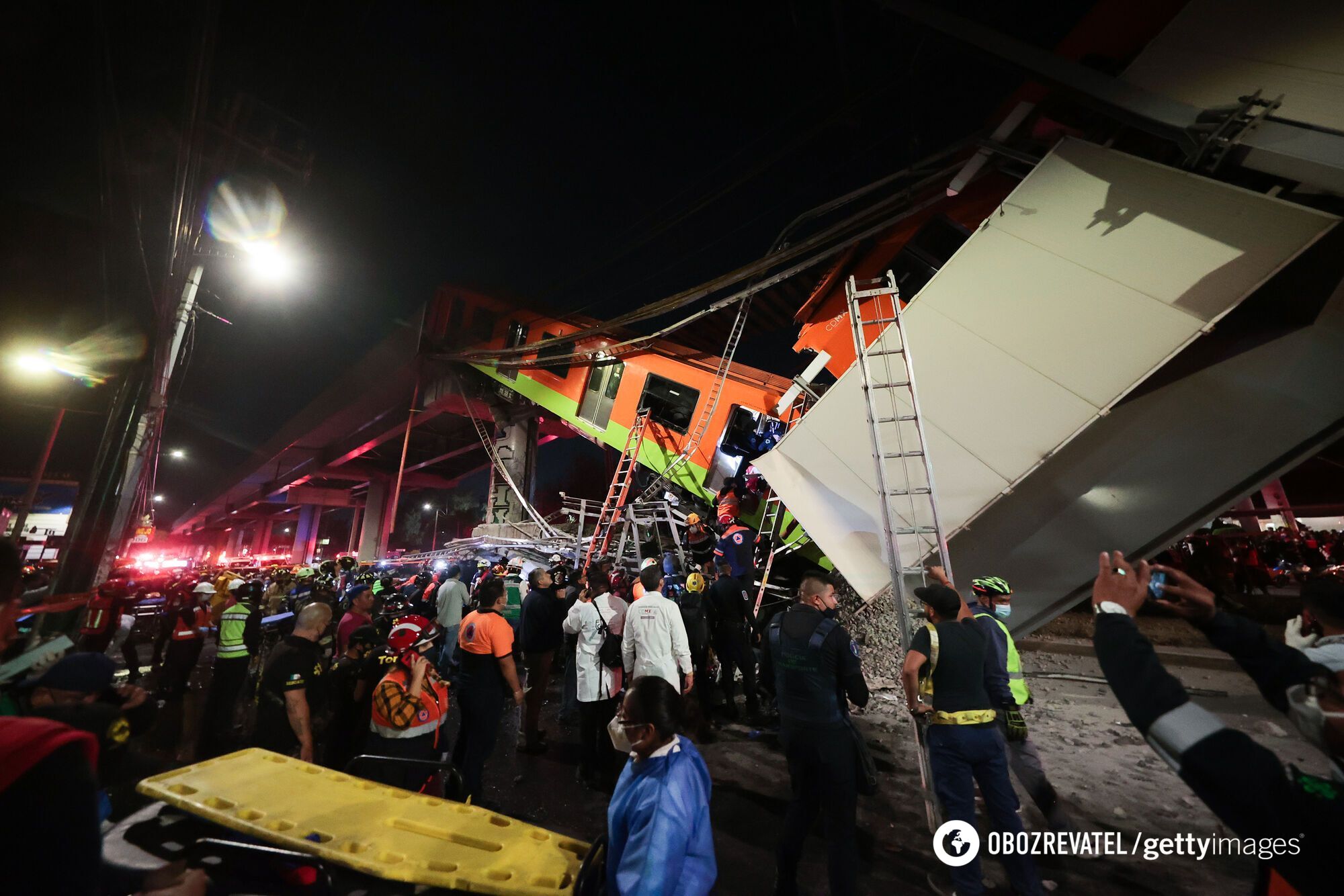 В Мексике вагоны метро рухнули с эстакады, много погибших и раненых. Фото и видео