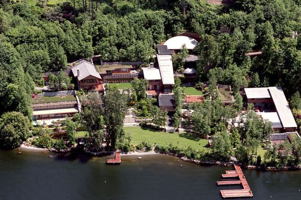 Подружжя разом зі своїми дітьми жили в маєтку на березі озера за 125 мільйонів доларів