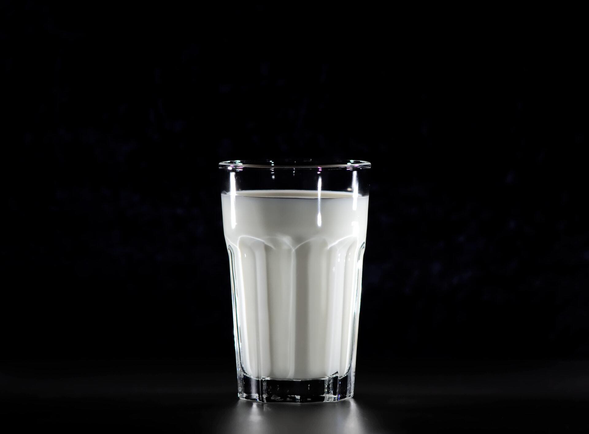 Кефир противодействует воздействию раздражающей желудок лактозы молока.
