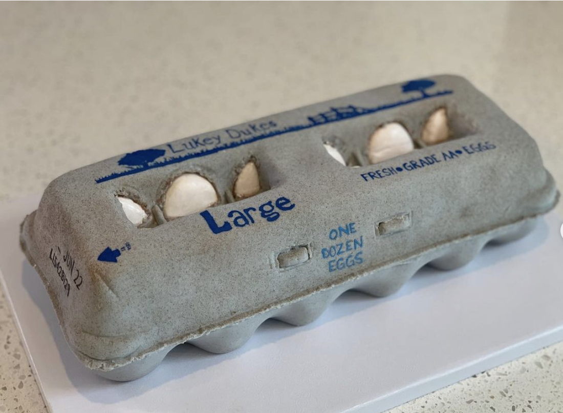 Торт сделан в форме упаковки для яиц.
