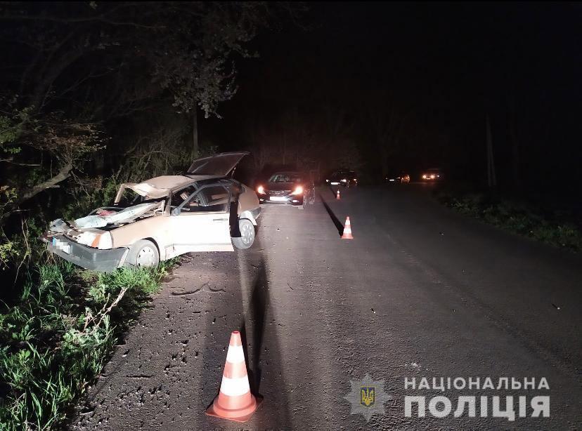 Автомобіль в’їхав у дерево